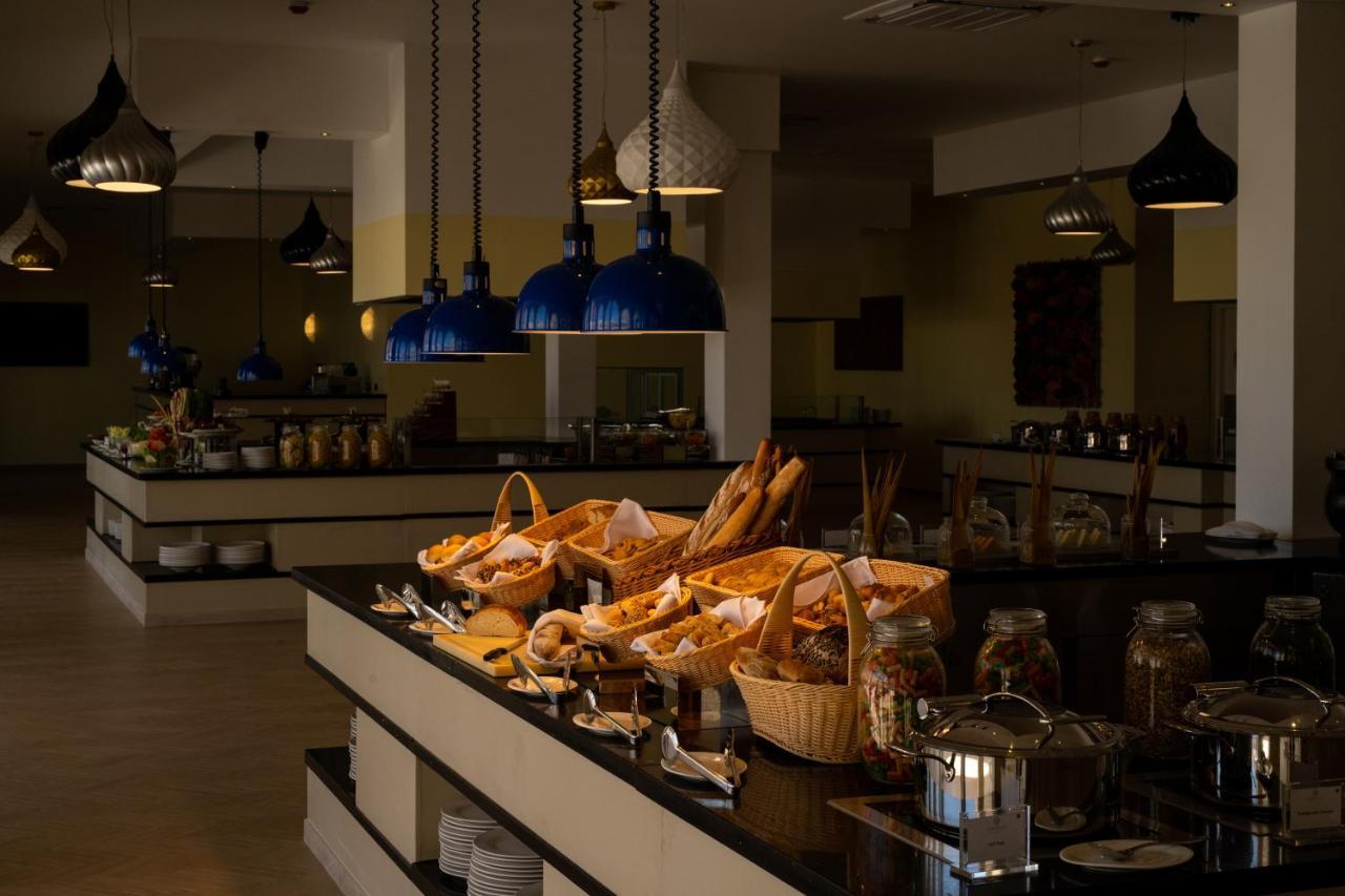 The Mora Zanzibar Hotel Matemwe  Bagian luar foto A buffet at a hotel